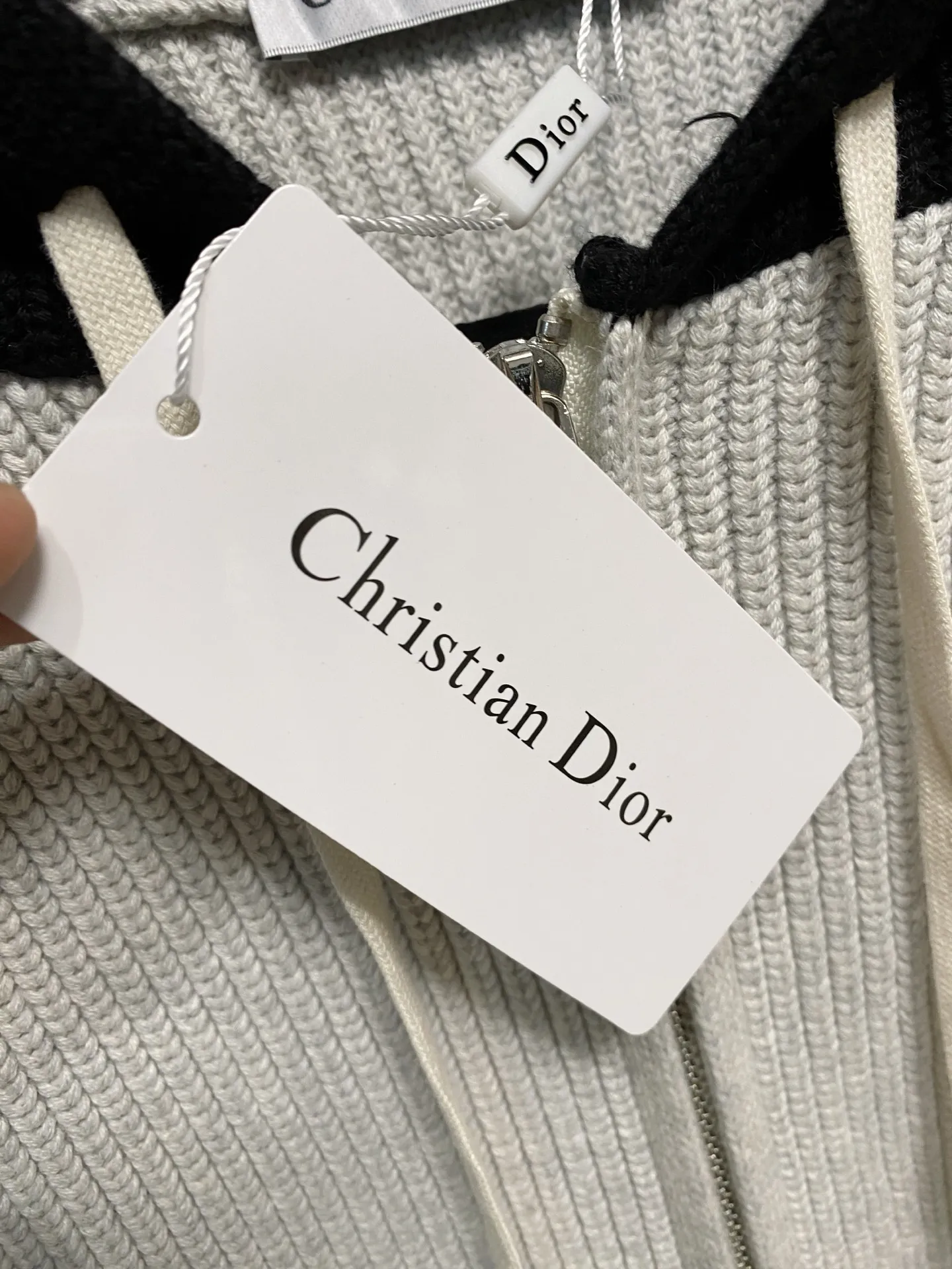 🅿️540 【DIOR】Autumn and winter classic cardigan sweater, in full condition! ! ! Wool blended fabric, the latest model in 2025, golden ratio! ! Slim-fitting soft gold, versatile and practical item, the combination and practicality are extremely powerful, simple and elegant, and classy! To create your own style, it is highly recommended to buy it in two colors. The standard slim fit tailoring process is suitable for both young and old men. It is knitted from wool and will not cause any discomfort! While keeping warm, it is stylish, textured and wearable, and the classic logo with contrasting colors on the chest feels in place! ! Recommended for regular customers! ! Size M-3XL (maximum wear: 190 pounds)